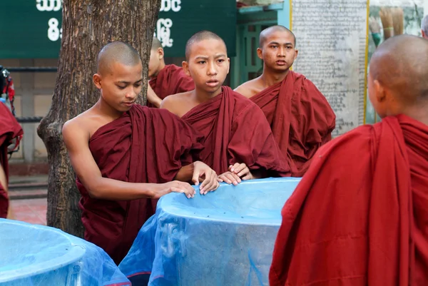 Monniken in een rij Mahagandayon Monastery, Bhutan, Azië — Stockfoto