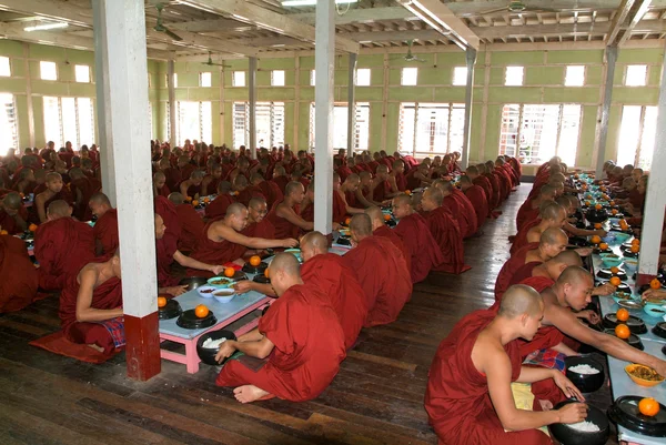 Монахи едят в монастыре Махагандайон в Мандалае, Мьянма — стоковое фото