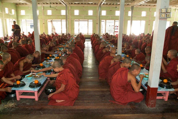 Monjes comiendo en el Monasterio Mahagandayon en Mandalay, Myanmar — Foto de Stock