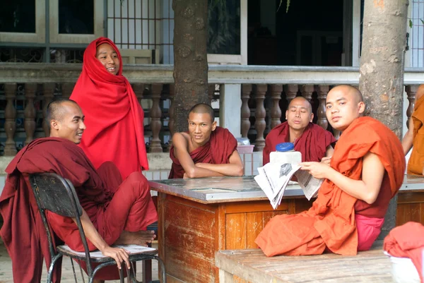 Monjes leyendo noticieros en el Shwe en Bin Kyaung monasterio de — Foto de Stock