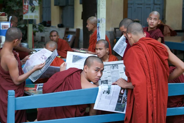 Монахи, читающие новости в Shwe в Bin Kyaung монастыре — стоковое фото