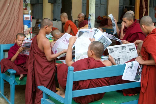 Monniken lezen op de Shwe in Bin Kyaung klooster van newsparers — Stockfoto