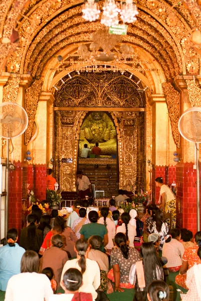 Myanmar insanlar altın kağıt Buda heykeli venerated — Stok fotoğraf