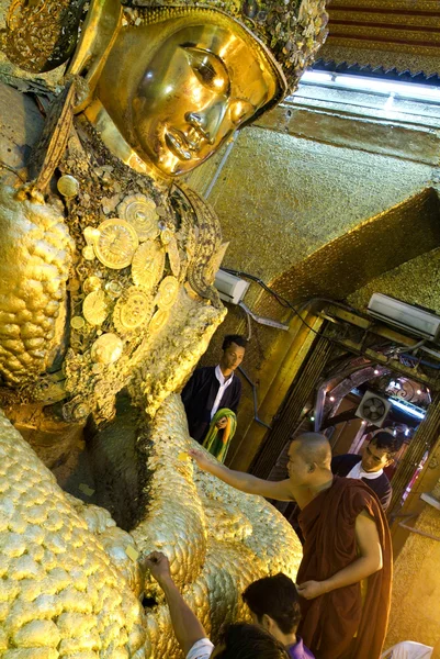 Das myanmarische Volk verehrte Buddha-Statue mit dem goldenen Papier — Stockfoto