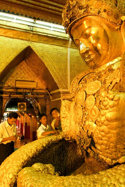 Le peuple birman vénérait la statue de Bouddha avec le papier doré — Photo