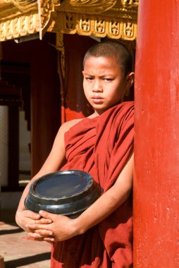 Bir pirinç konteyner ile genç keşiş