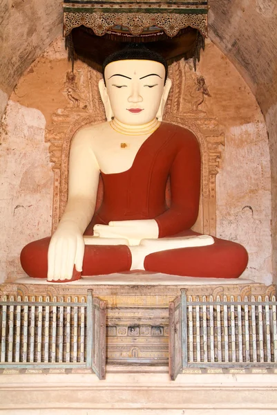 Buddha staty på templet av Dhammayangyi på Bagan — Stockfoto