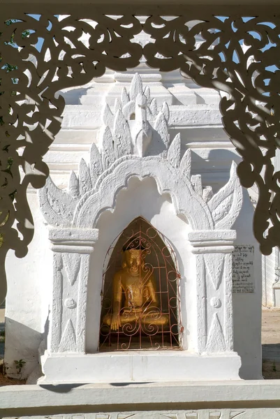 A Shwezigon pagoda Buddha szobor — Stock Fotó