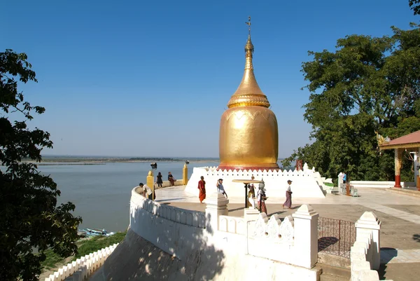 Turisti vicino a Bu Paya pagoda — Foto Stock