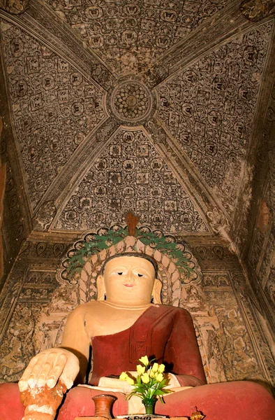 Buddha patsas temppelissä Nanda Mannya Bagan — kuvapankkivalokuva