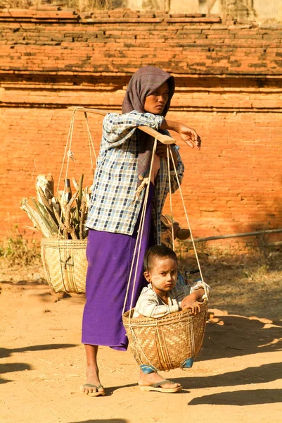Mulher com seu filho — Fotografia de Stock