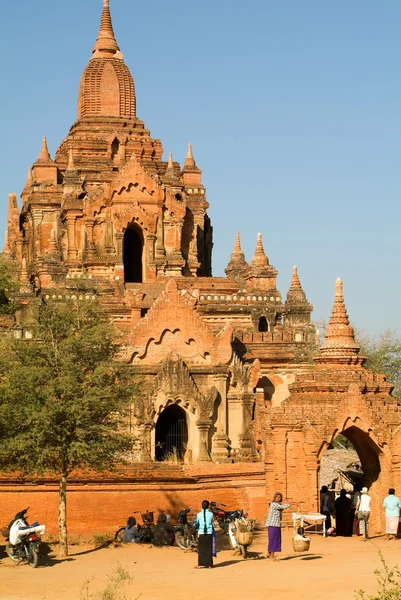 Pessoas perto do templo Tayok Pyi — Fotografia de Stock