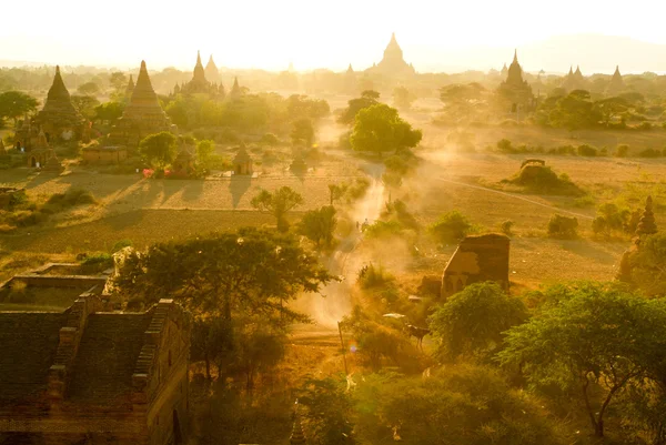 Siluety starých buddhistických chrámů v sunrise v Bagan — Stock fotografie