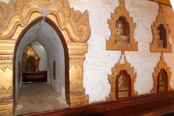 Gouden Boeddha standbeeld op de tempel van Ananda op Bagan — Stockfoto