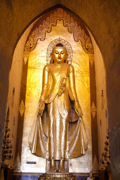 Goldene Buddha-Statue auf dem Tempel des Ananda in Bagan — Stockfoto
