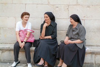 Oturma ve Dubrovnik adlı konuşurken Hırvat kadın