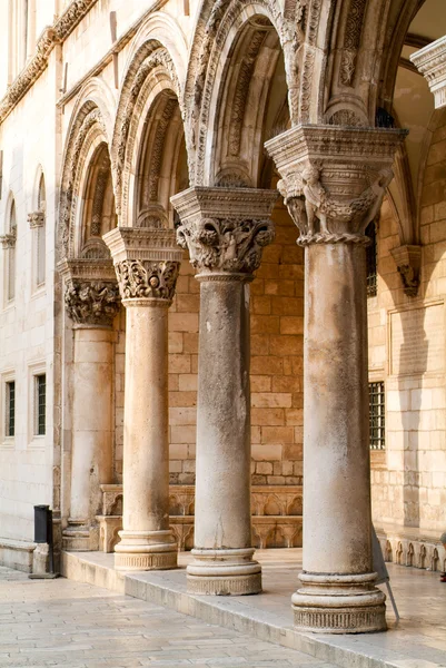 Старая арочная архитектура Дубровника — стоковое фото