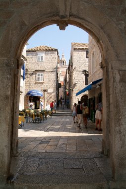 Korcula dar sokakta yürüyen turist