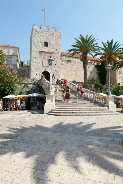 Toeristen lopen voor het kasteel op Korcula — Stockfoto