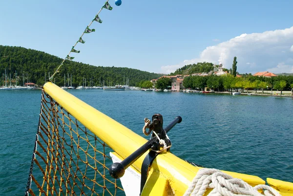 Turisti su una barca al fiume che porta al parco nazionale di Krka — Foto Stock