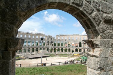 Pula, Roma amfi kalıntıları üzerinde yürüyen turist