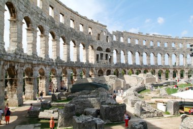 Pula, Roma amfi kalıntıları üzerinde yürüyen turist