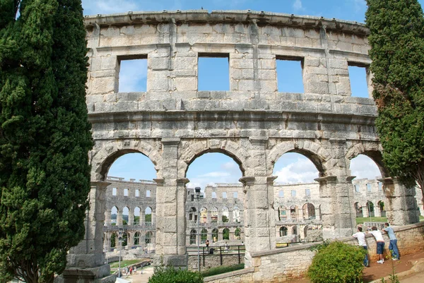 Pula, Roma amfi kalıntıları üzerinde yürüyen turist — Stok fotoğraf