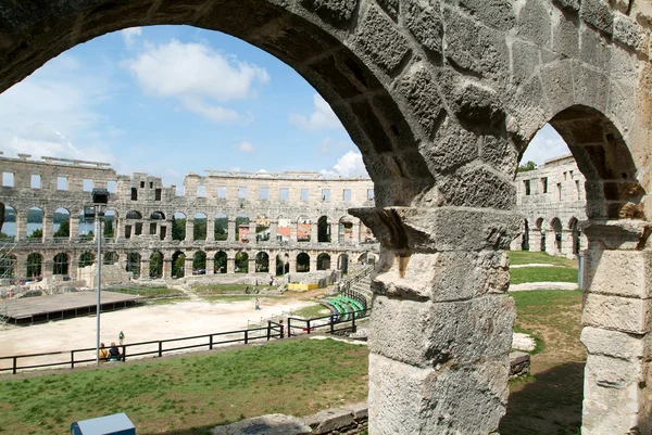 Turistas caminando sobre las ruinas del anfiteatro romano en Pula — Foto de Stock