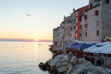 Rovinj Hırvatistan restoranlarda yemek insanlar
