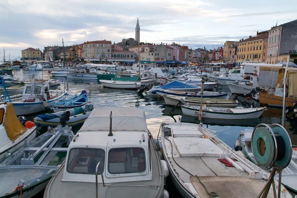 O pitoresco porto de Rovinj na Croácia — Fotografia de Stock