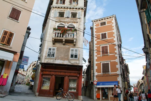 Pessoas andando no beco estreito de Rovinj — Fotografia de Stock