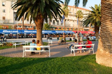 Split deniz cephede önünde yürüyen insanlar