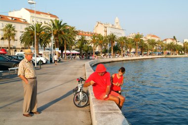 Split deniz cephede önünde yürüyen insanlar