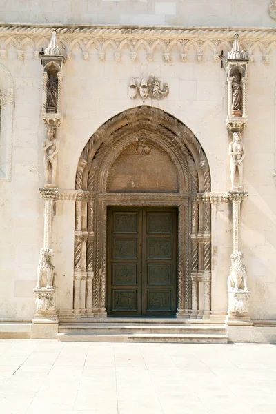 Tür der Kathedrale des hl. Jamers in Sibenik — Stockfoto