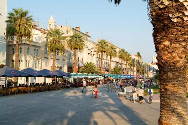 Les gens marchent devant le front de mer à Split — Photo