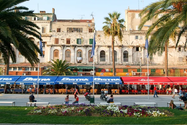 Split deniz cephede önünde yürüyen insanlar — Stok fotoğraf