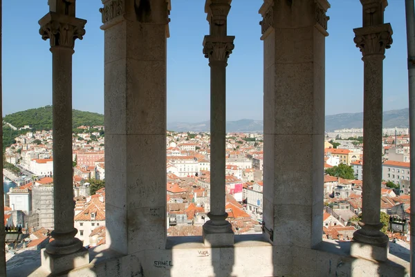 Uitzicht vanaf de klokkentoren van San Doimo kathedraal in Split — Stockfoto