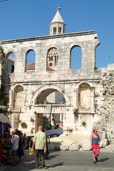 Mensen lopen voor het paleis van Diocletianus in Split — Stockfoto