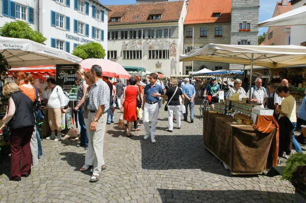 Pessoas andando e fazendo compras no mercado de Ueberlingen — Fotografia de Stock