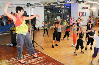 İnsanlar bir spor salonunda fitness Zumba eğitim sırasında dans