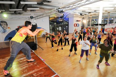 İnsanlar bir spor salonunda fitness Zumba eğitim sırasında dans