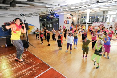 İnsanlar bir spor salonunda fitness Zumba eğitim sırasında dans