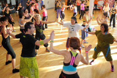 İnsanlar bir spor salonunda fitness Zumba eğitim sırasında dans