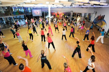 İnsanlar bir spor salonunda fitness Zumba eğitim sırasında dans