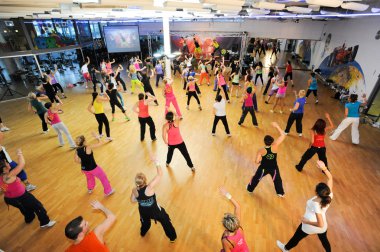 İnsanlar bir spor salonunda fitness Zumba eğitim sırasında dans