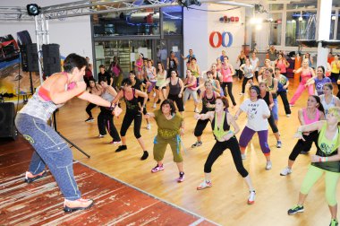 İnsanlar bir spor salonunda fitness Zumba eğitim sırasında dans