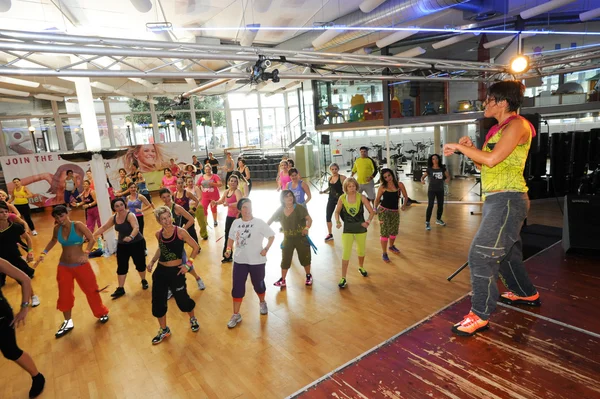Ludzie tańczą podczas Zumba fitness trening na siłowni — Zdjęcie stockowe