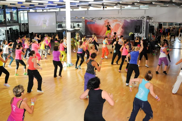 Gente bailando durante el entrenamiento de Zumba fitness en un gimnasio — Foto de Stock