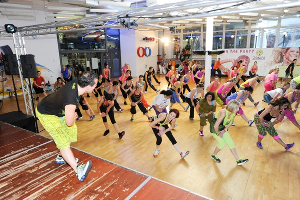 İnsanlar bir spor salonunda fitness Zumba eğitim sırasında dans — Stok fotoğraf
