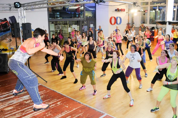 Pessoas dançando durante o treinamento de Zumba fitness em um ginásio — Fotografia de Stock